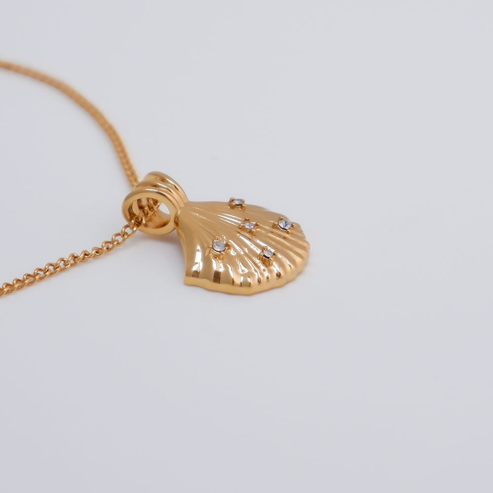 Muschel Anhänger Halskette Gold mit Zirkonia, Edelstahl vergoldet, Vergoldete Muschel Halskette mit Zirkonia, maritim und elegant, SHELAGO SCHMUCK