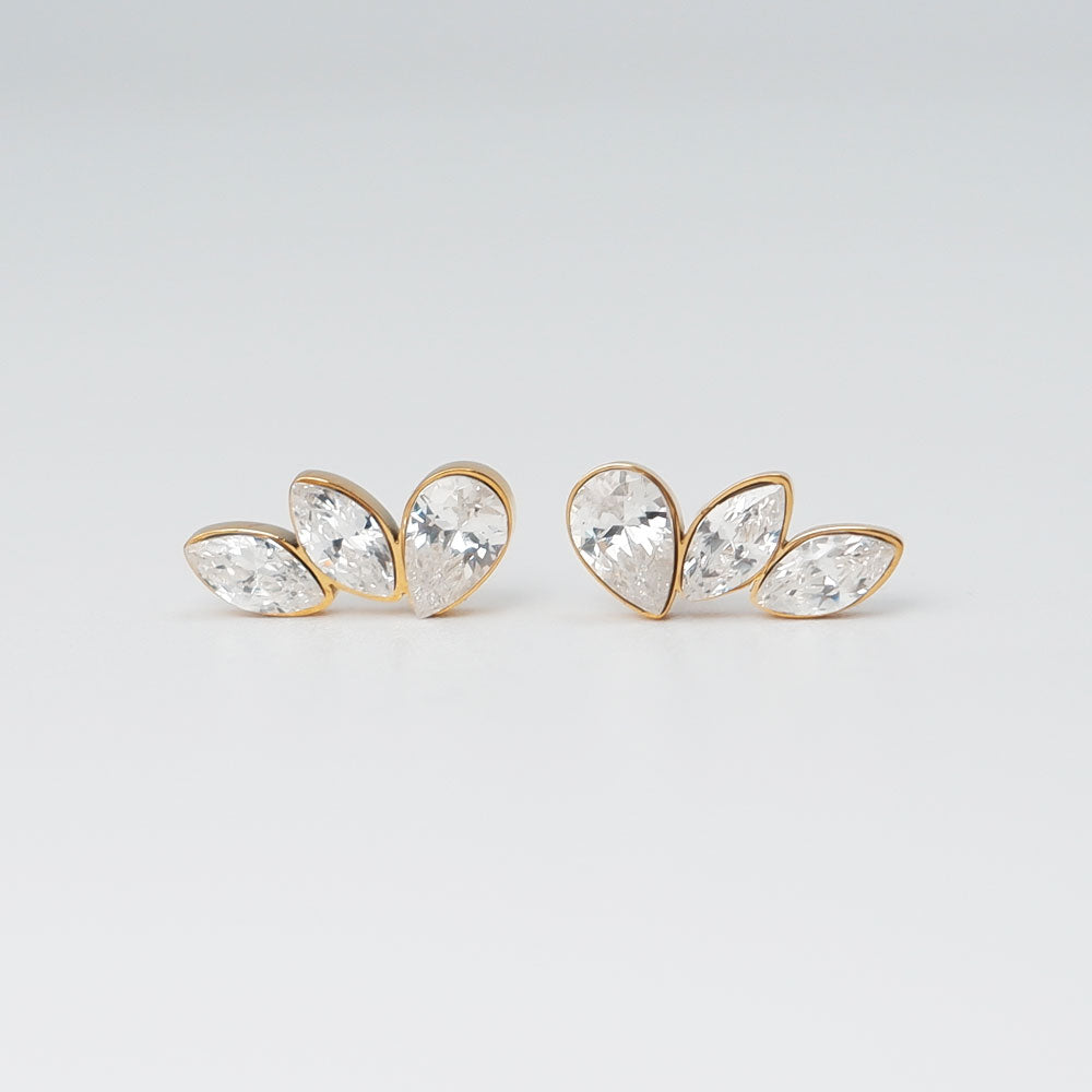 Zirkonia Blatt Ohrstecker Damen, Edelstahl vergoldet, 3 Steine, Blatt Ohrstecker mit 3 Zirkonia Tropfen, eleganter Glanz in Gold, SHELAGO SCHMUCK