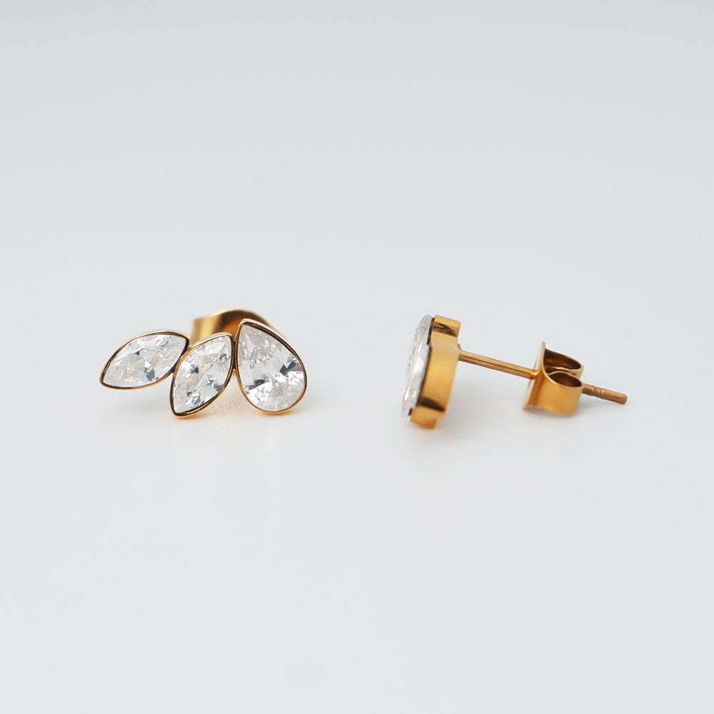 Zirkonia Blatt Ohrstecker Damen, Edelstahl vergoldet, 3 Steine, Blatt Ohrstecker mit 3 Zirkonia Tropfen, eleganter Glanz in Gold, SHELAGO SCHMUCK