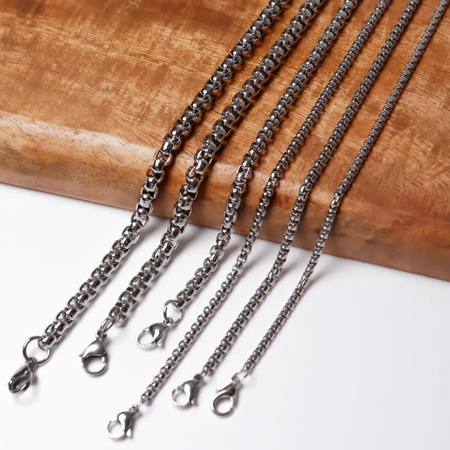 Entdecke unsere robusten Basic Halsketten! Jetzt Edelstahl Basic Box Halsketten in 2,5 mm, 3 mm, 4 mm und 5 mm Stärke online kaufen bei shelago.com ✓ Kombinierbar ✓ Langlebig ✓ Wasserfest