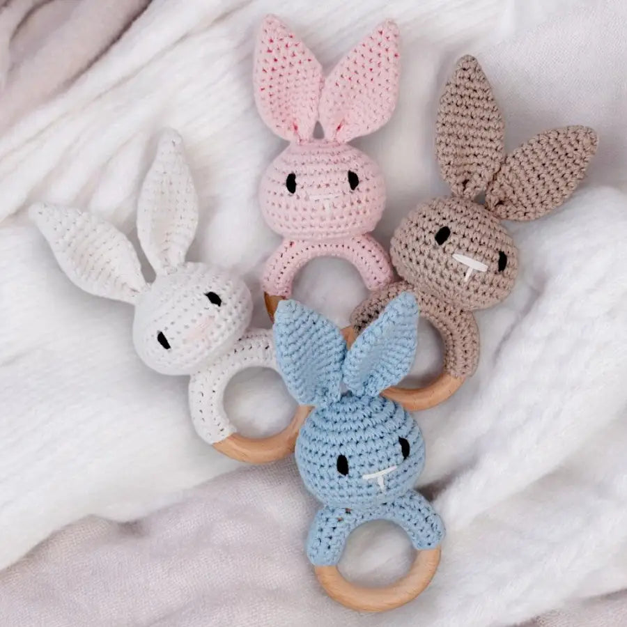 Beißring Hase mit Rassel-kleiner Hasen Beißring-gehäkelte Hase Kuscheltier-Beißring mit kleinem Hasen-Greifling HolzBabyrassel Beißring-SHELAGO EU