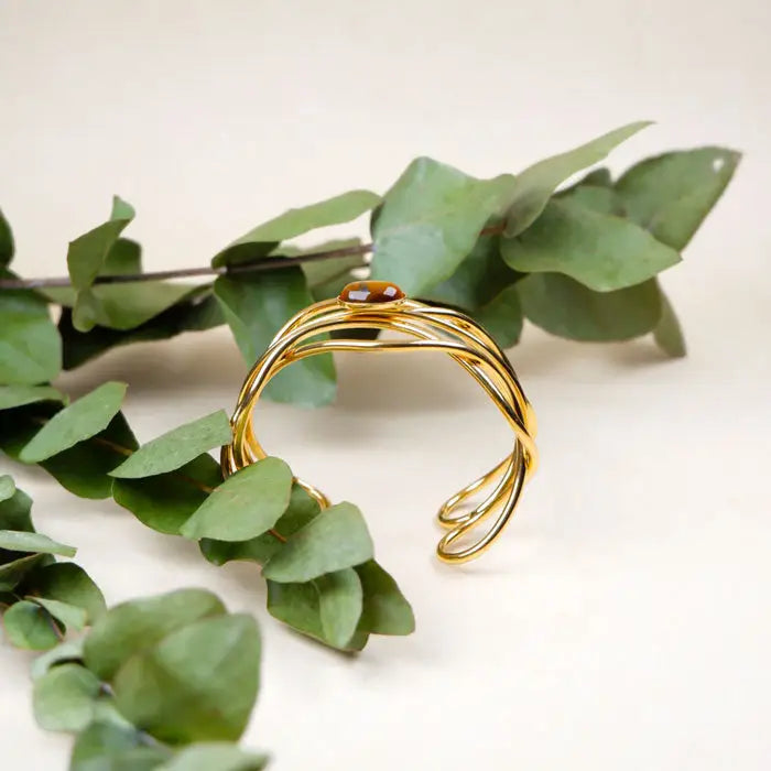 breiter Armreif mit Stein-Amani-geschwungene Armspange Gold