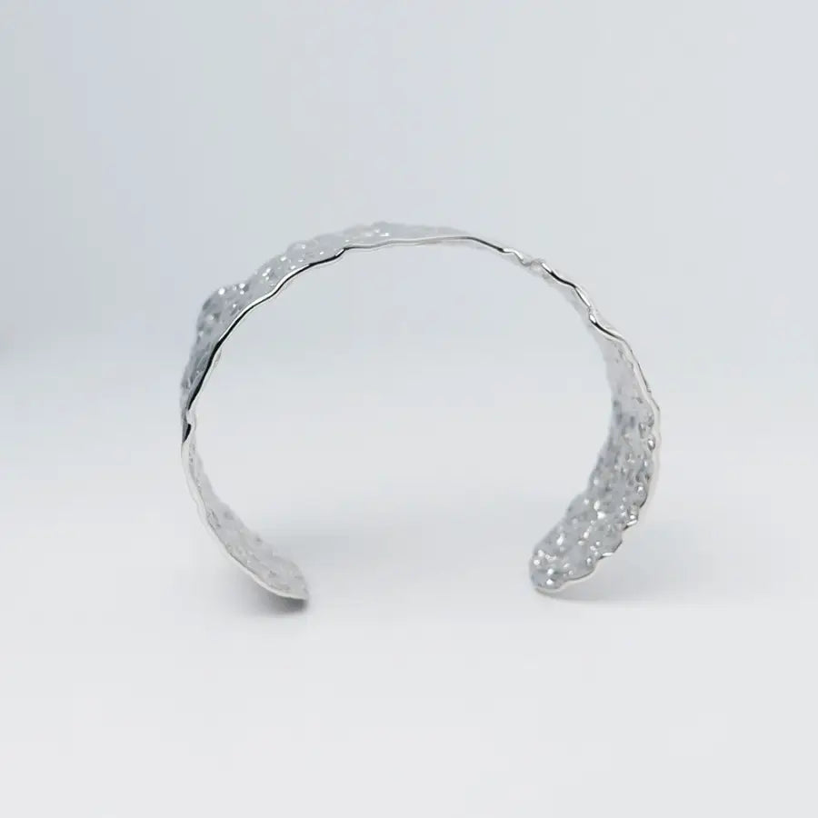 Breiter gehämmerter Armreif für Damen-Glänzende Statement-Armspange-Vergoldeter Armreif Damen-Armreif Silber-Chunky Armreif-Party Schmuck-Everyday chic-SHELAGO SCHMUCK