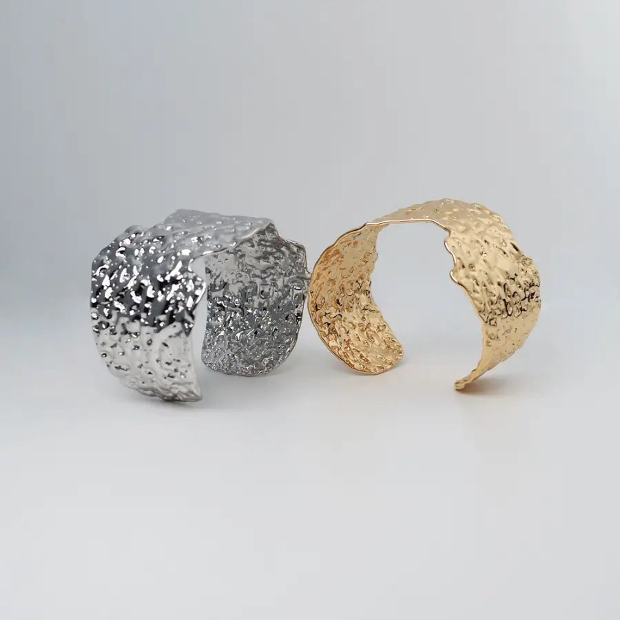 Breiter gehämmerter Armreif für Damen-Glänzende Statement-Armspange-Vergoldeter Armreif Damen-Armreif Silber-Chunky Armreif-Party Schmuck-Everyday chic-SHELAGO SCHMUCK