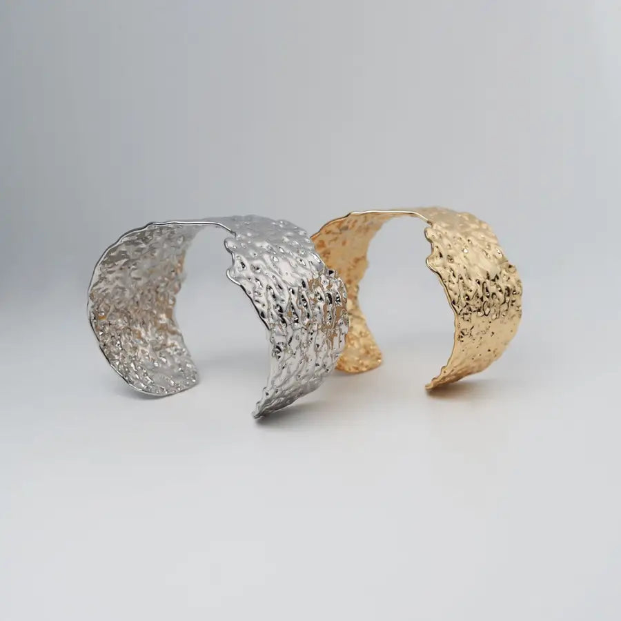 Breiter gehämmerter Armreif für Damen-Glänzende Statement-Armspange-Vergoldeter Armreif Damen-Armreif Silber-Chunky Armreif-Party Schmuck-Everyday chic-SHELAGO SCHMUCK