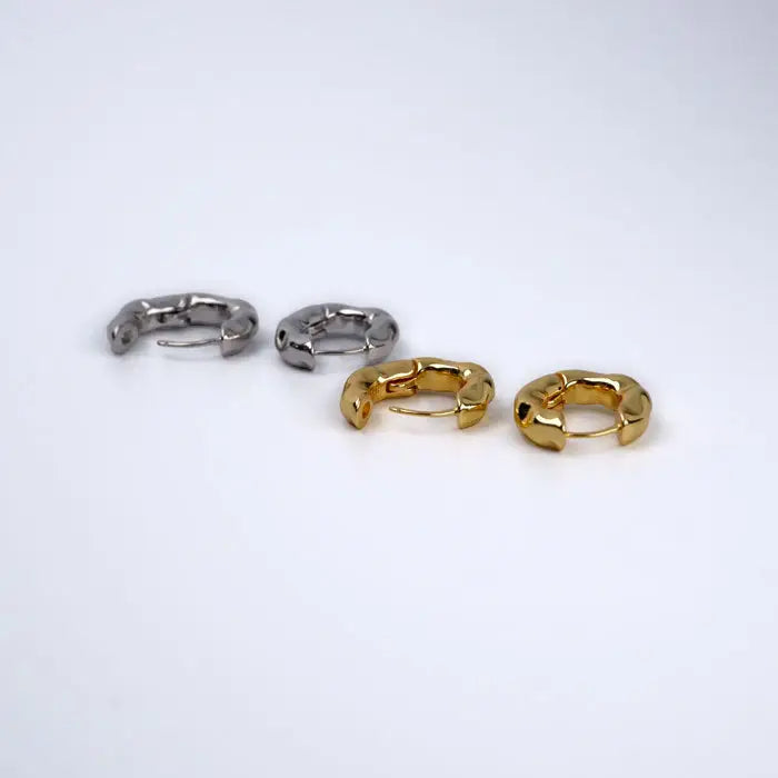 Entdecke unsere außergewöhnlichen Chunky Wave Creolen!Chunky Wave Creolen-unregelmäßige Creolen-wellige Ohrringe groß-glänzende Ohrringe-Creolen in Gold-Creolen in Silber-Shelago Schmuck