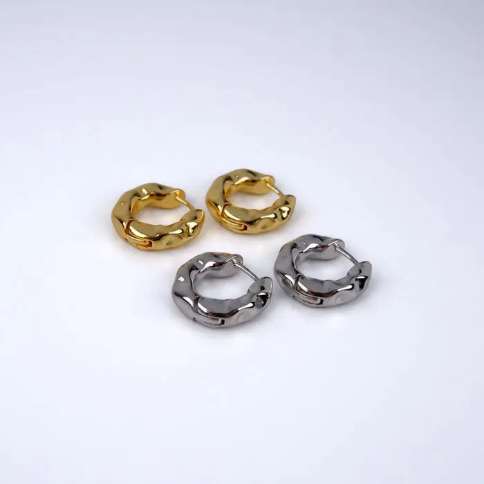 Entdecke unsere außergewöhnlichen Chunky Wave Creolen!Chunky Wave Creolen-unregelmäßige Creolen-wellige Ohrringe groß-glänzende Ohrringe-Creolen in Gold-Creolen in Silber-Shelago Schmuck