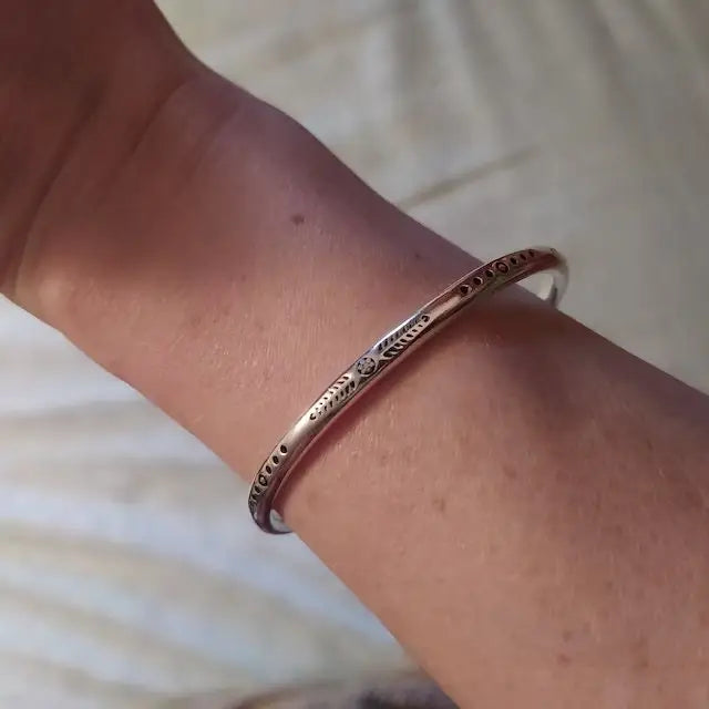 dünner runder Armreif-Armspange offen mit Mustern-Armband