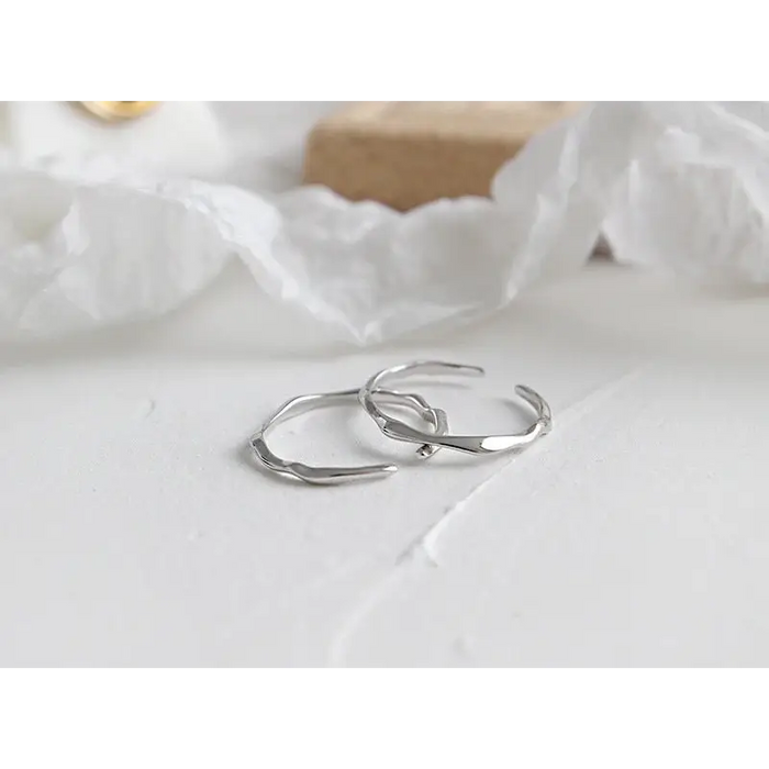 dünner unregelmäßiger Ring-glänzend minimalistisch
