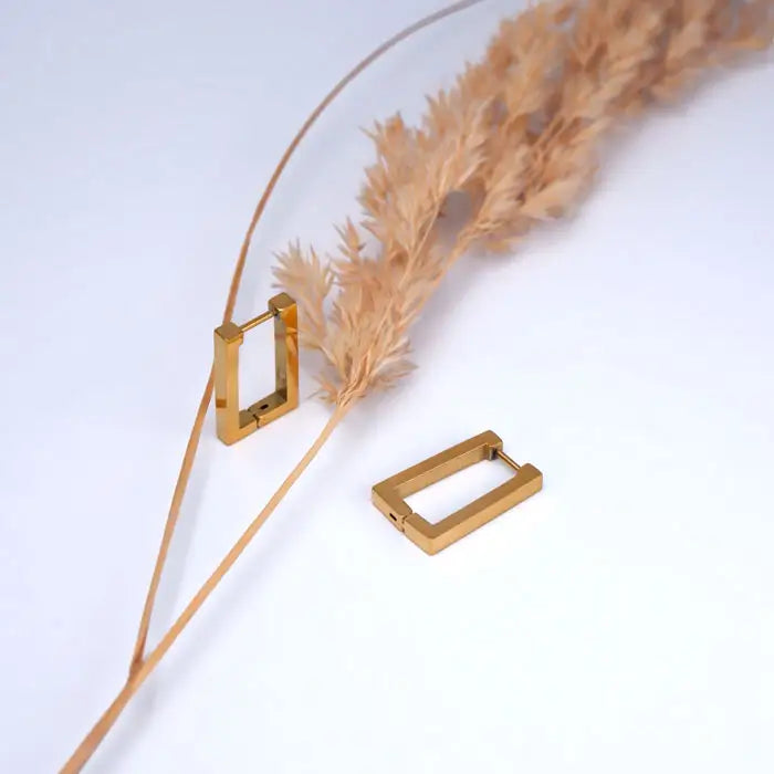 Entdecke jetzt eckige Statement Creolen mit klaren Linien!