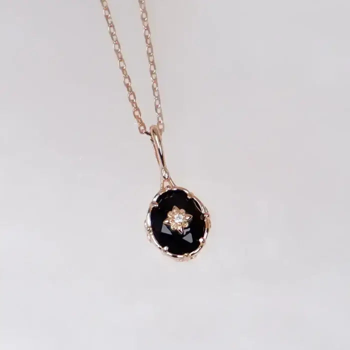 Jetzt kaufen und von attraktiven Rabatten profitieren! Entdecke jetzt auf shelago.com zeitlose Eleganz unseren feinen Halsketten die jedes Outfit ergänzen. SHELAGO