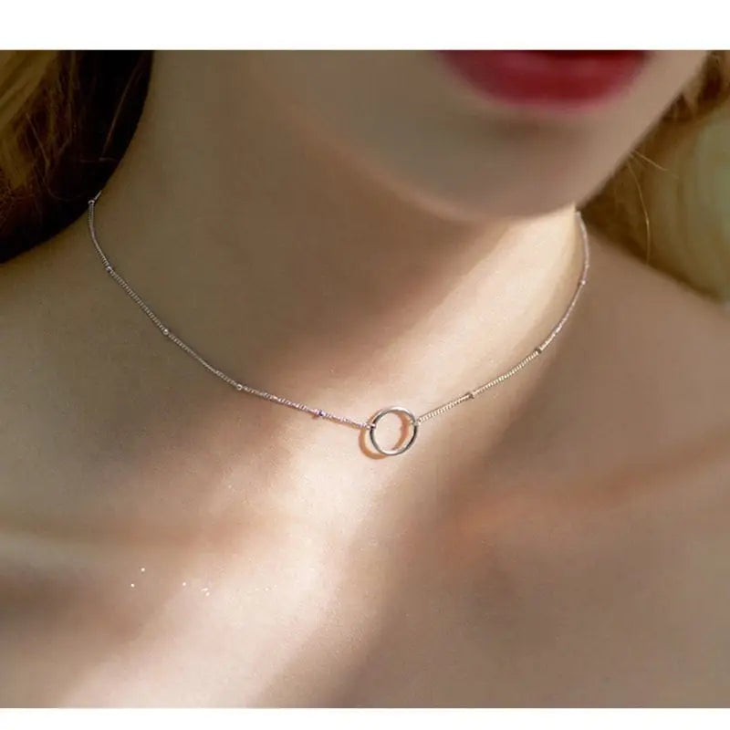 feine Halskette mit kleinen Perlen und einem Kreis Anhänger