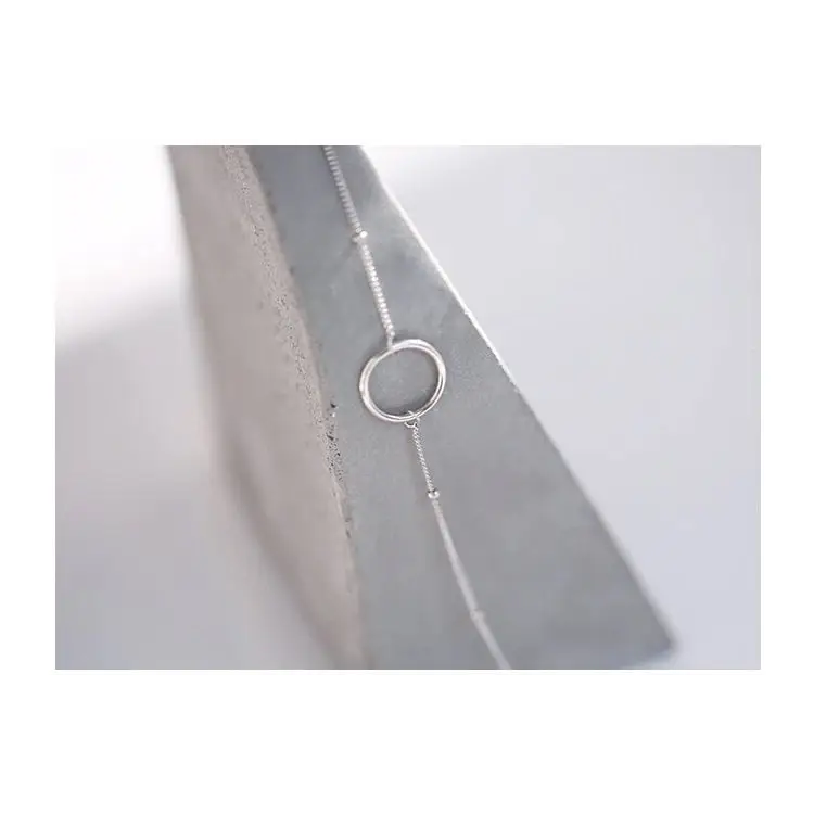 feine Halskette mit kleinen Perlen und einem Kreis Anhänger