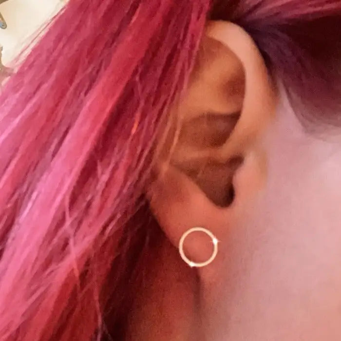 Zeitlose Ästhetik mit unseren minimalistischen Ohrsteckern!