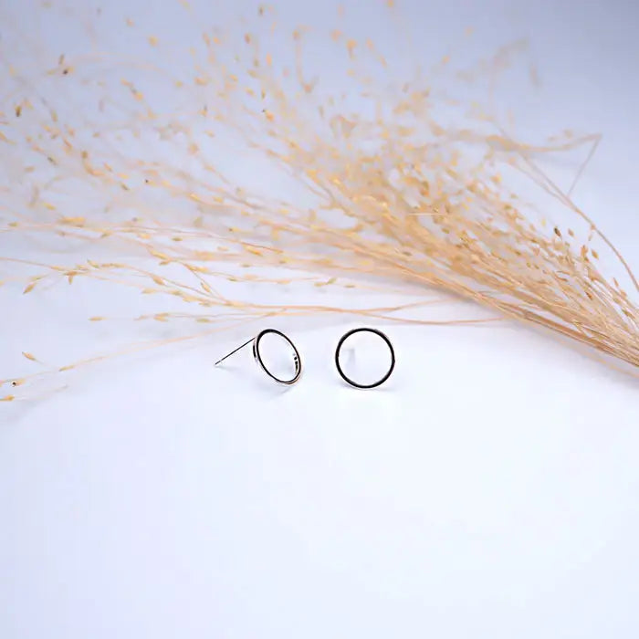 Zeitlose Ästhetik mit unseren minimalistischen Ohrsteckern!