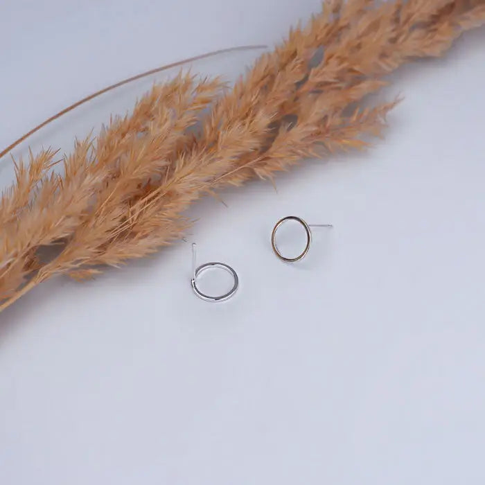 Zeitlose Ästhetik mit unseren minimalistischen Ohrsteckern!