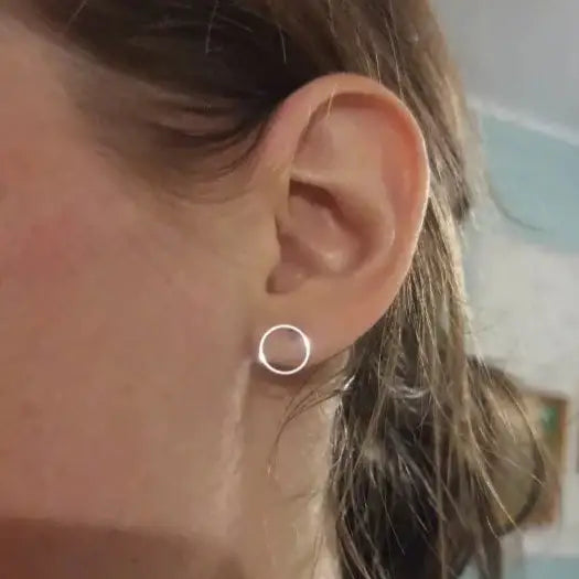 Zeitlose Ästhetik mit unseren minimalistischen Ohrsteckern!
