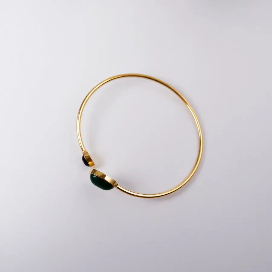 Entdecke jetzt Amina - unser eleganter Armreif mit Steinen!