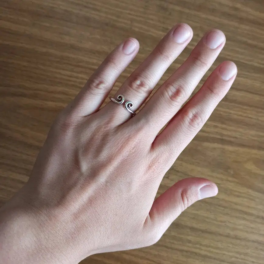 feiner gemusterter Ring-geschwungen minimalistisch