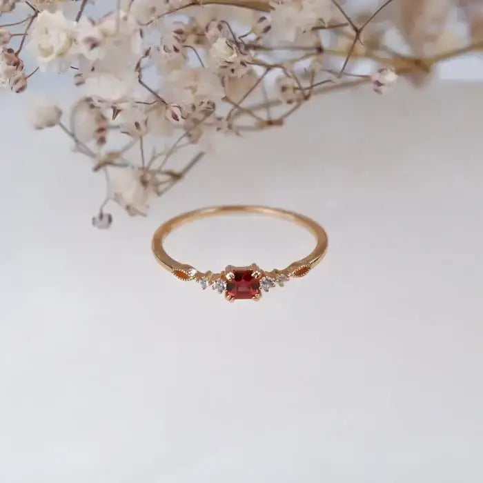 Tauche jetzt ein in die Welt der Eleganz, die zeitlose Schönheit des Rings verleiht jedem Outfit subtile Eleganz & Schönheit. Jetzt entdecken auf shelago.com!