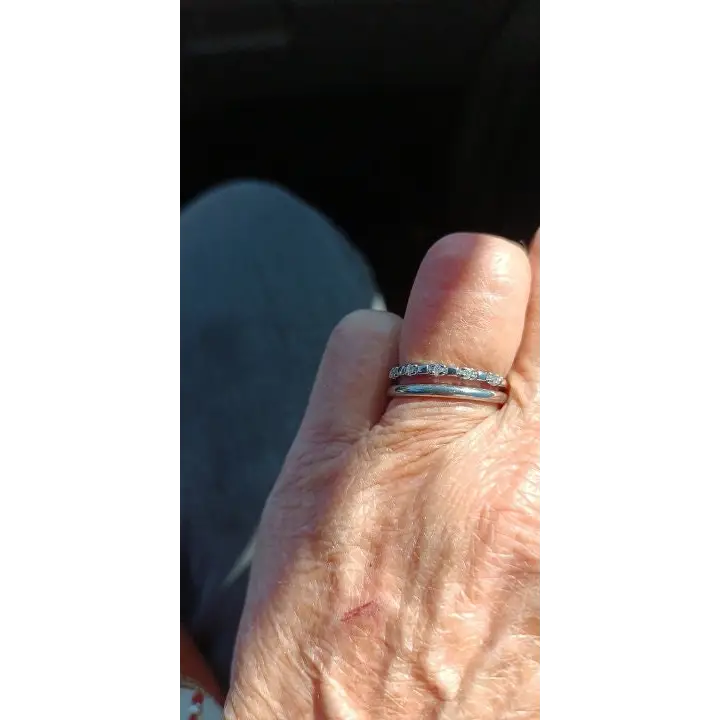 feiner Ring mit Zirkon Steinen-eleganter Fingerschmuck-Ring