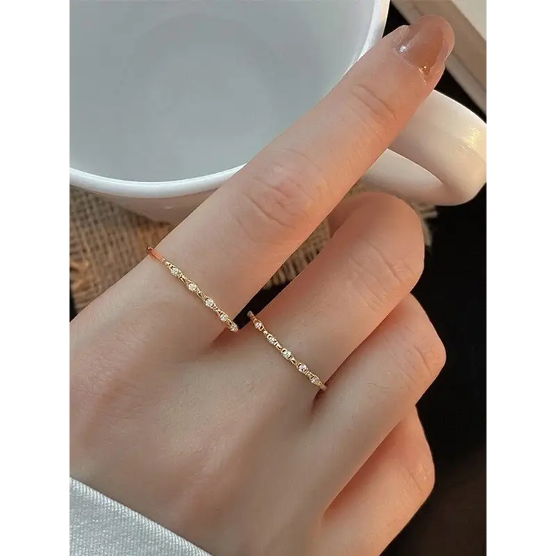 feiner Ring mit Zirkon Steinen-eleganter Fingerschmuck-Ring