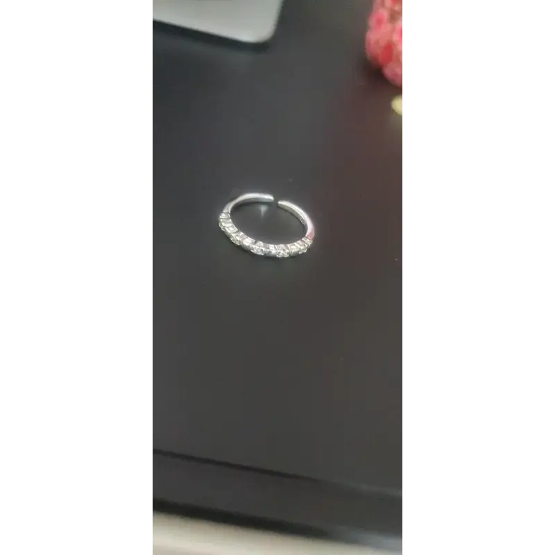 feiner Ring mit Zirkon Steinen-eleganter Fingerschmuck-Ring