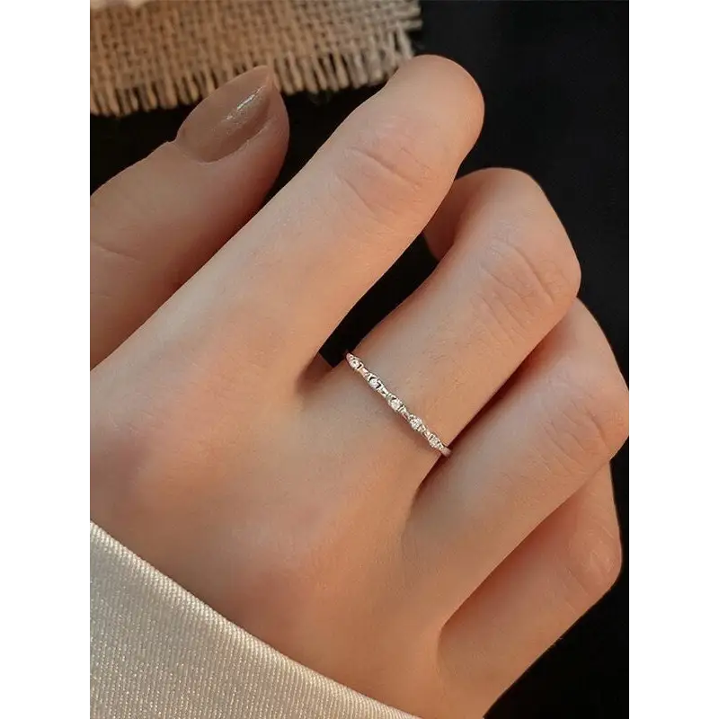 feiner Ring mit Zirkon Steinen-eleganter Fingerschmuck-Ring