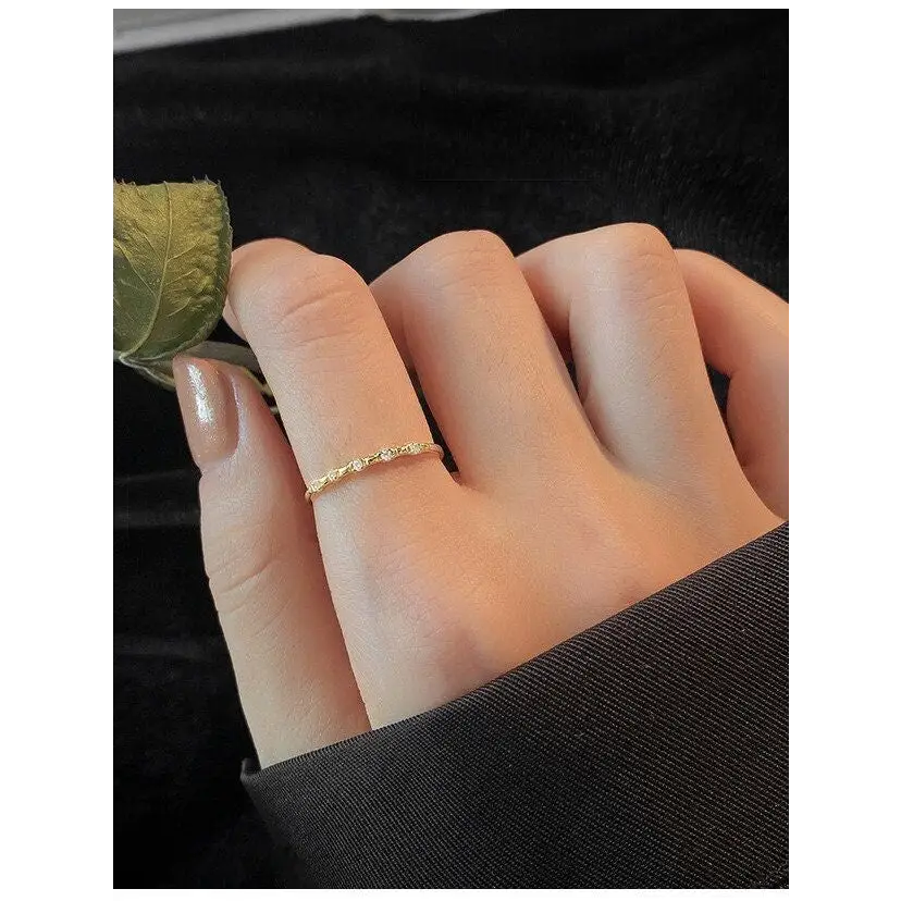 feiner Ring mit Zirkon Steinen-eleganter Fingerschmuck-Ring