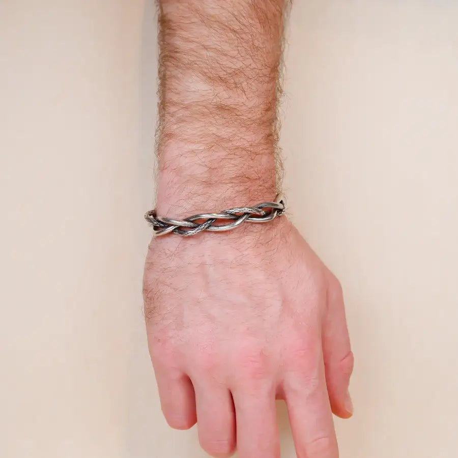 Erlebe nordische Pracht mit unserem Viking Armreif! SHELAGO SCHMUCK