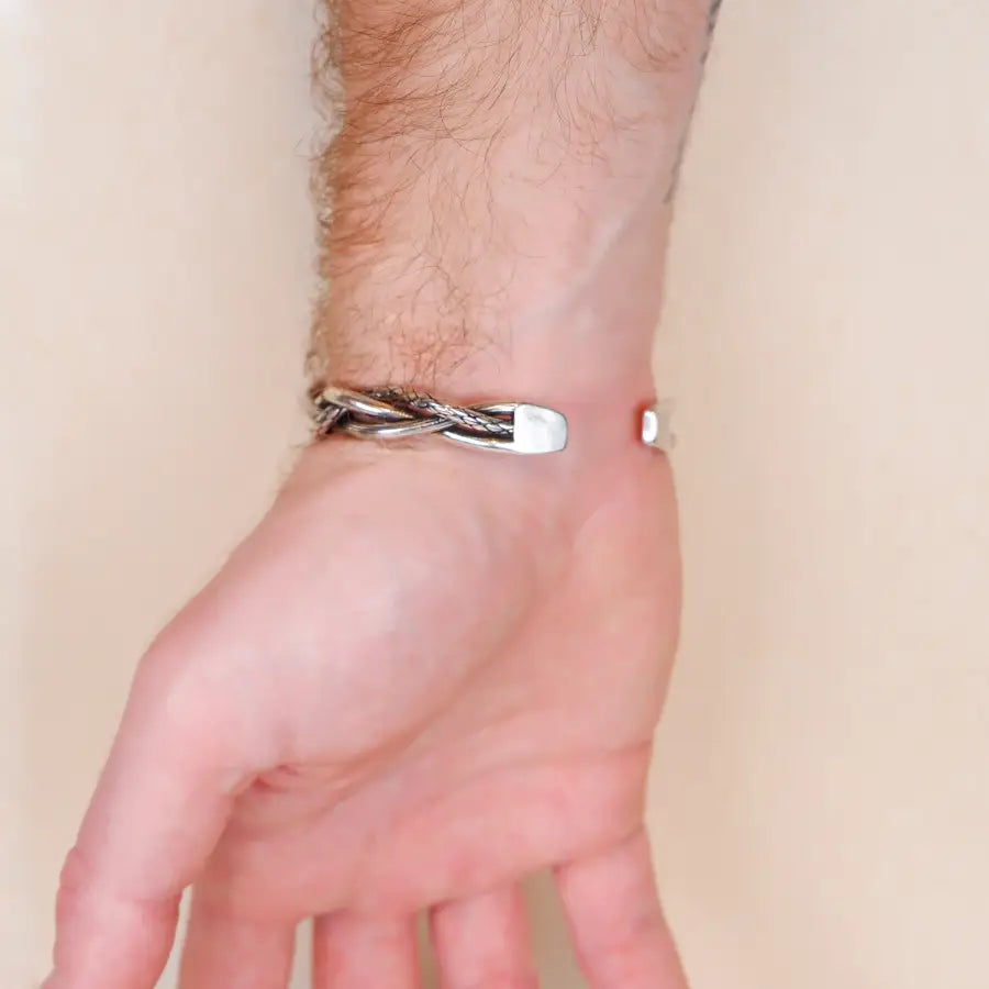Erlebe nordische Pracht mit unserem Viking Armreif! SHELAGO SCHMUCK
