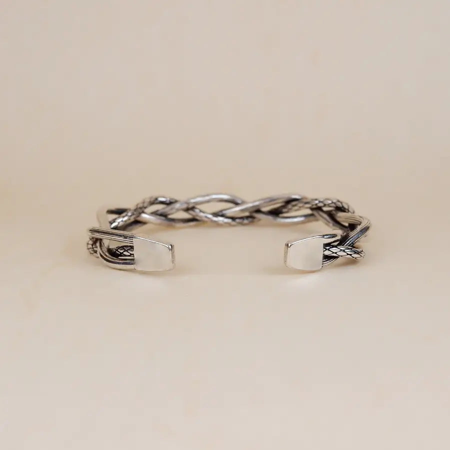 Erlebe nordische Pracht mit unserem Viking Armreif! SHELAGO SCHMUCK