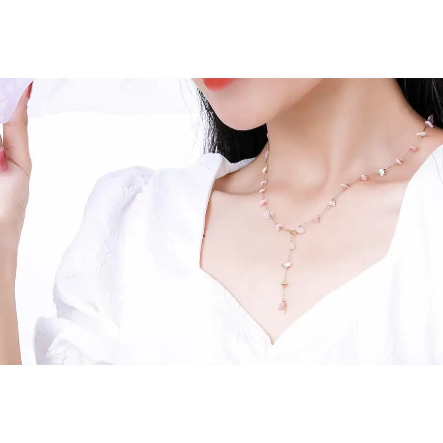 Halskette mit kleinen blaufarbigen Natursteinen - feine