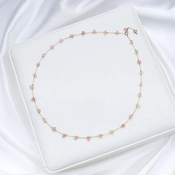 Halskette mit kleinen rosafarbenen Natursteinen - feine