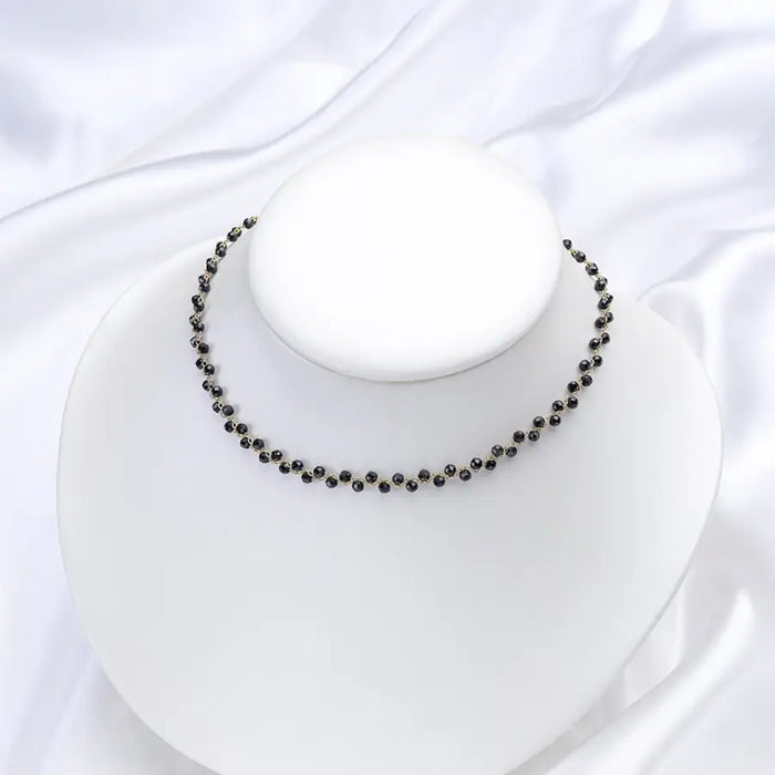 Halskette mit kleinen schwarzen Natursteinen - feine