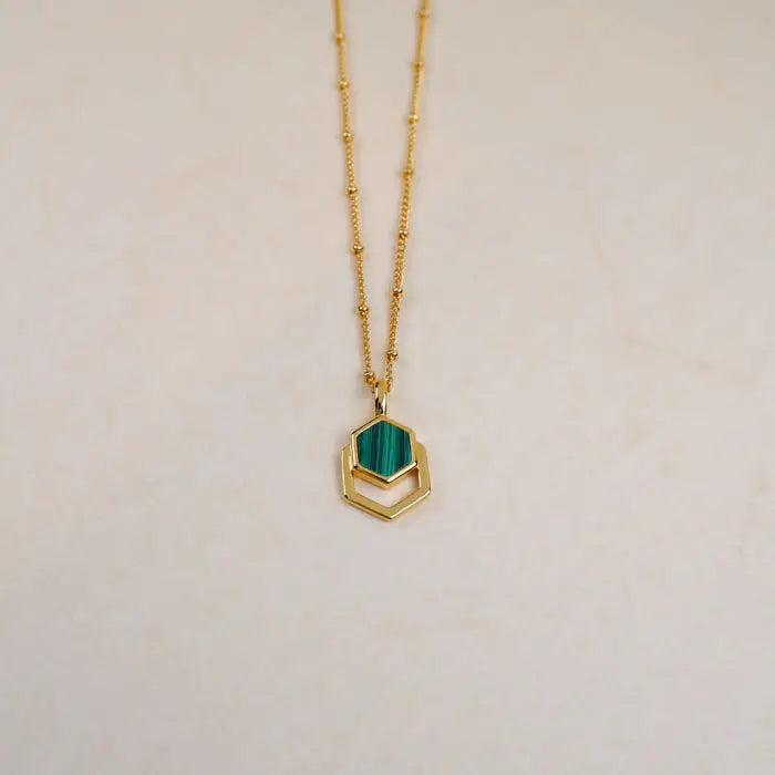 Hexagon Halskette-Naima-in den Farben Gold mit Grün