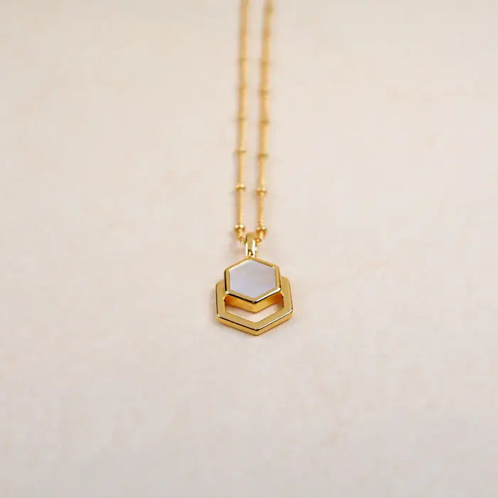 Hexagon Halskette-Naima-in den Farben Gold mit Grün