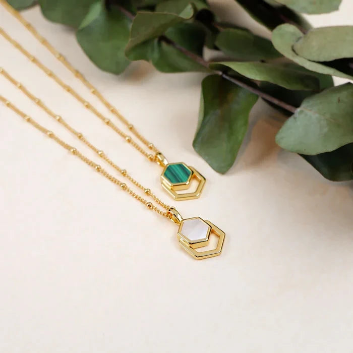 Hexagon Halskette-Naima-in den Farben Gold mit Grün