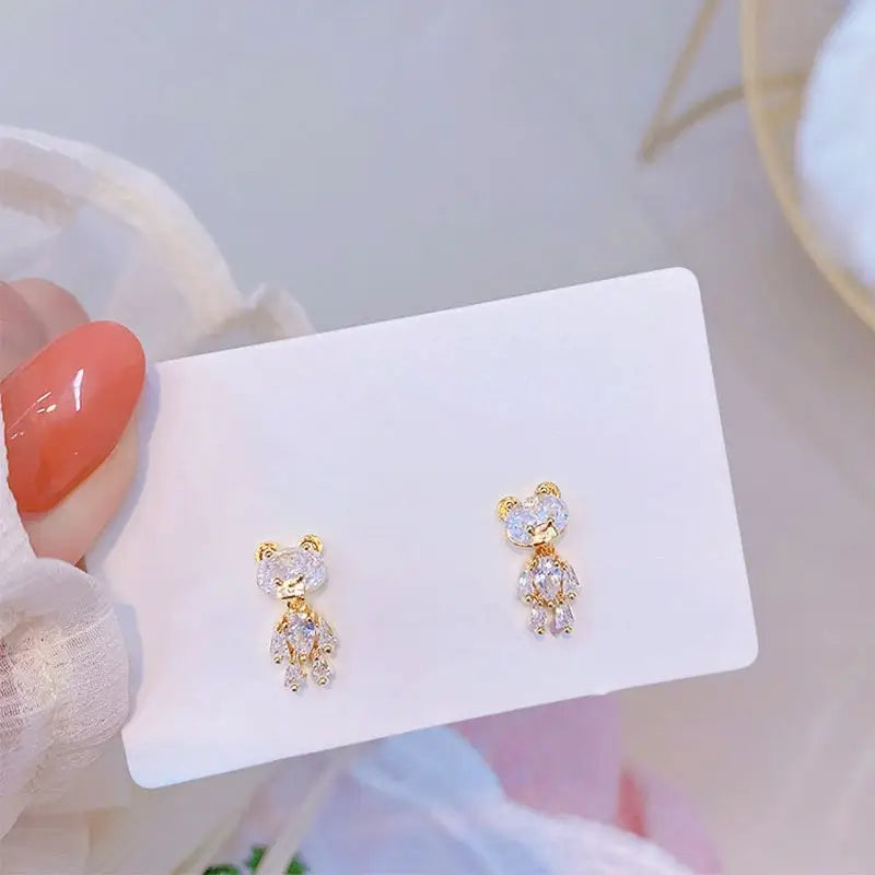 kleine Bärchen Ohrstecker in der Farbe Gold mit Zirkon Steinen - glänzende kleine Bärchen Ohrstecker in der Farbe Gold mit Zirkon Steinen - glänzende