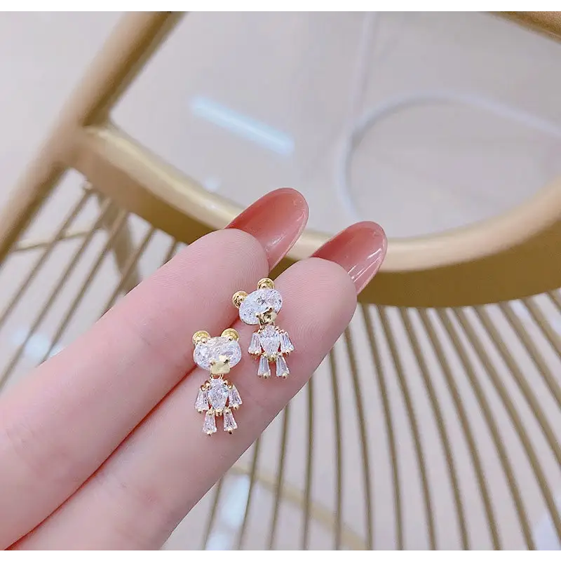 kleine Bärchen Ohrstecker in der Farbe Gold mit Zirkon