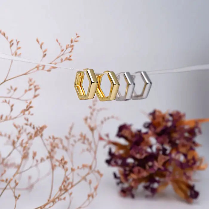 Unsere kleinen eckigen Creolen sind der perfekte Begleiter!