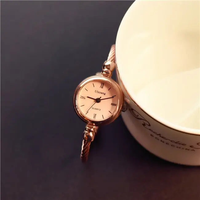 Lässige Armband Uhr Silber Gold Schwarz Farben Armreif Uhr