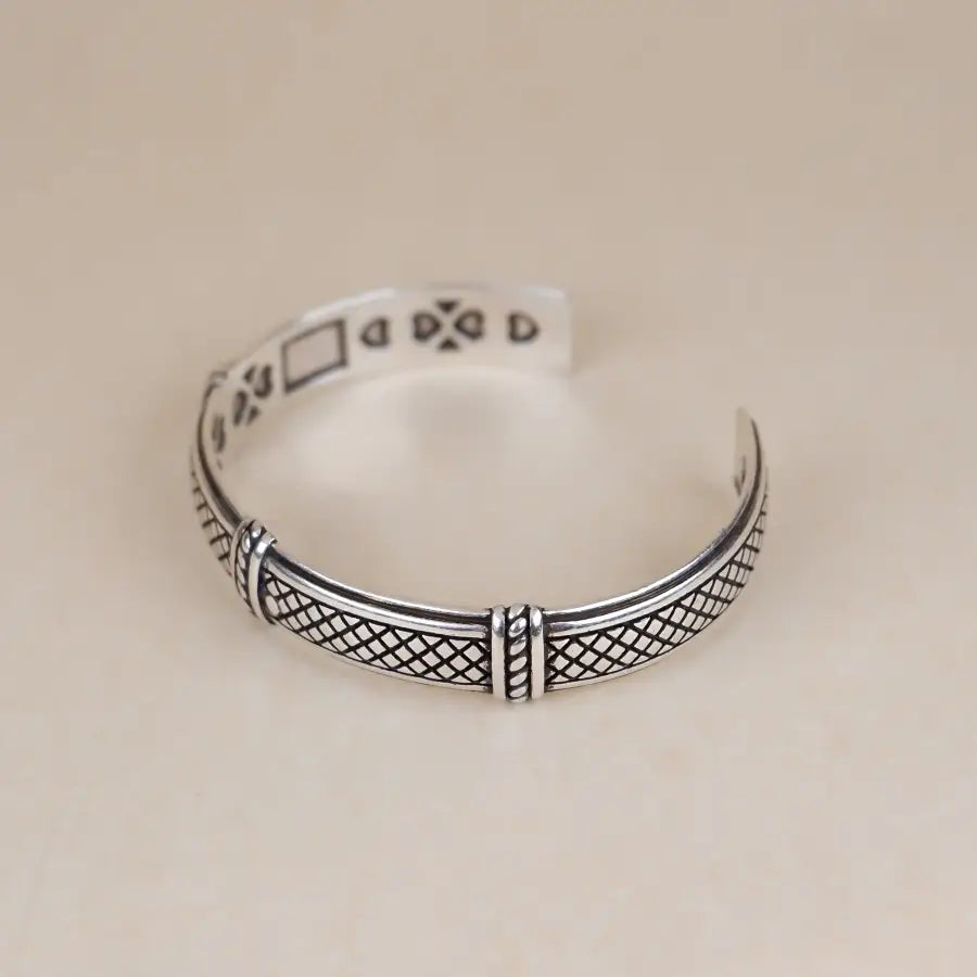 Viking Armreif mit Karo Muster aus Metall - Shelago Schmuck