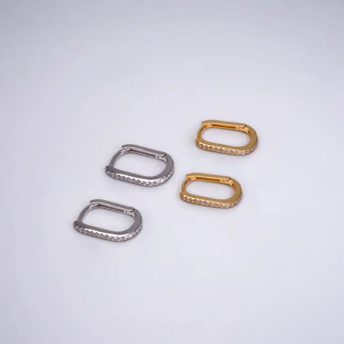 ovale Creolen mit Schmuckstein-runde Ohrringe-elegant leichtovale_Creolen_mit_Schmuckstein-runde_Ohrringe-elegant_leicht_fein_minimalistisch-Damen_Ohrschmuck-Hoops_in_Silber_Gold_Farben_mit_Stein-shelago_schmuck_