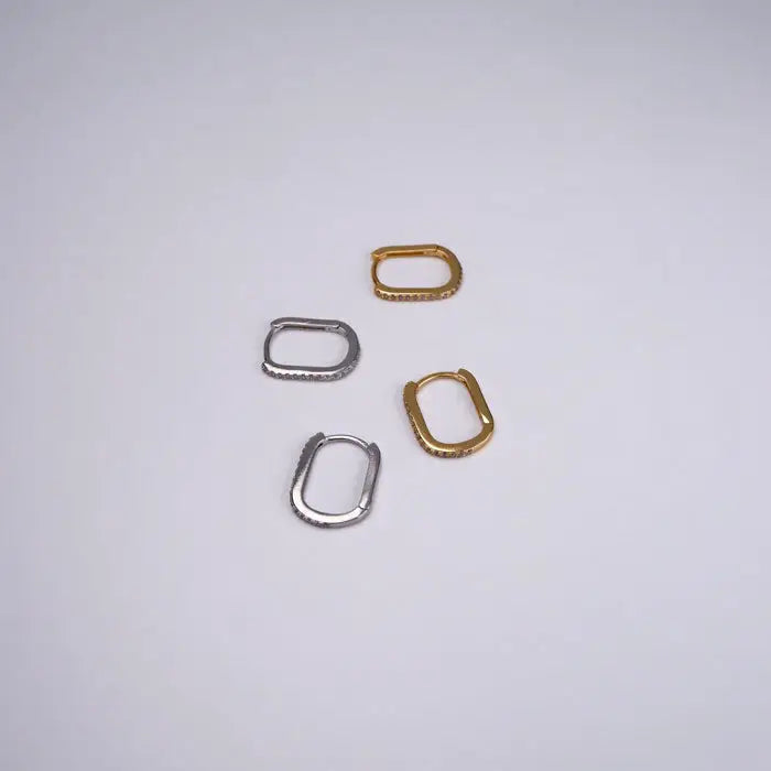 ovale Creolen mit Schmuckstein-runde Ohrringe-elegant leichtovale_Creolen_mit_Schmuckstein-runde_Ohrringe-elegant_leicht_fein_minimalistisch-Damen_Ohrschmuck-Hoops_in_Silber_Gold_Farben_mit_Stein-shelago_schmuck_