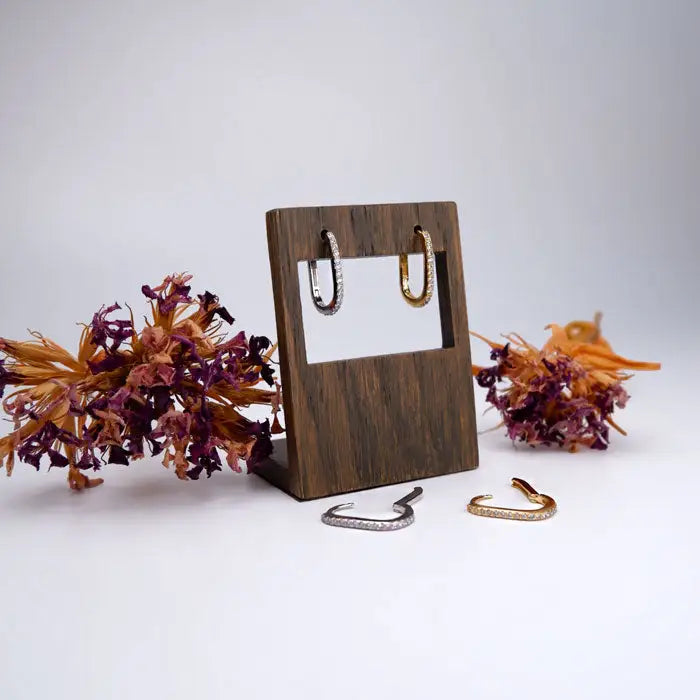 ovale Creolen mit Schmuckstein-runde Ohrringe-elegant leichtovale_Creolen_mit_Schmuckstein-runde_Ohrringe-elegant_leicht_fein_minimalistisch-Damen_Ohrschmuck-Hoops_in_Silber_Gold_Farben_mit_Stein-shelago_schmuck_