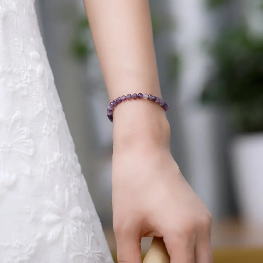 Perlen Steinarmband mit kleinen weiß-grauen Steinchen