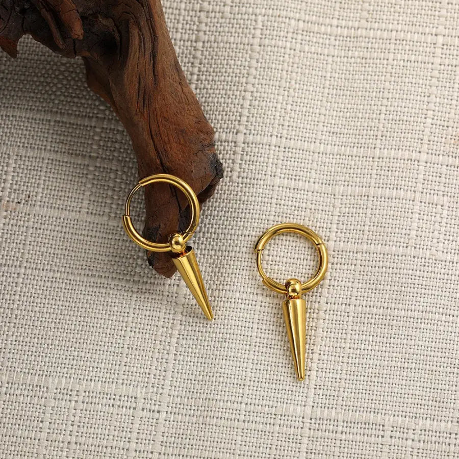 minimalistische hängende Creolen mit kleiner Niete in der