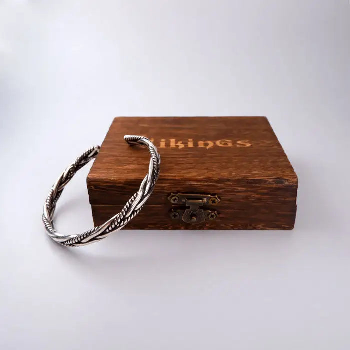 Für echte Wikinger Fans - unser Armreif mit Flechtmuster!