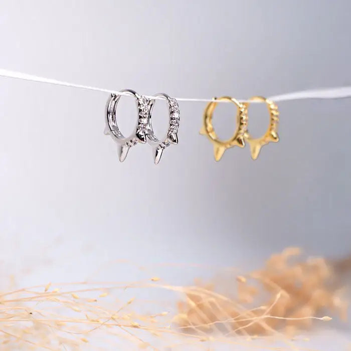 kleine Creolen mit Nieten und Schmuckstein-runde